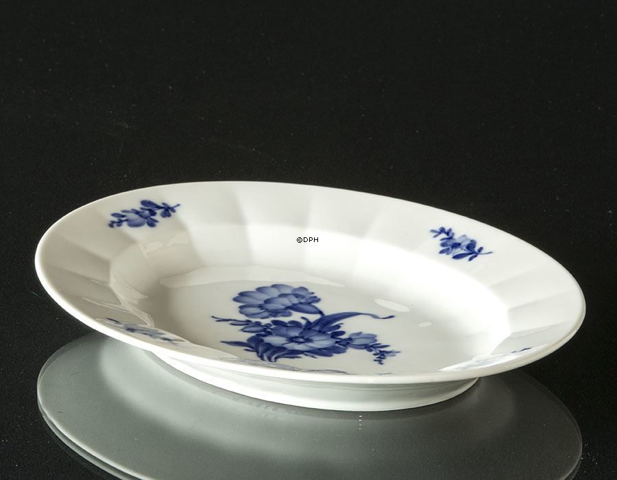 Blå Blomst, kantet, ovalt fad nr. 10/8605, ø25cm, Royal Copenhagen