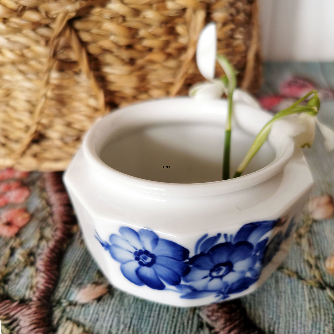 Blå Blomst, kantet, vase/skål nr. 10/8617, Royal Copenhagen