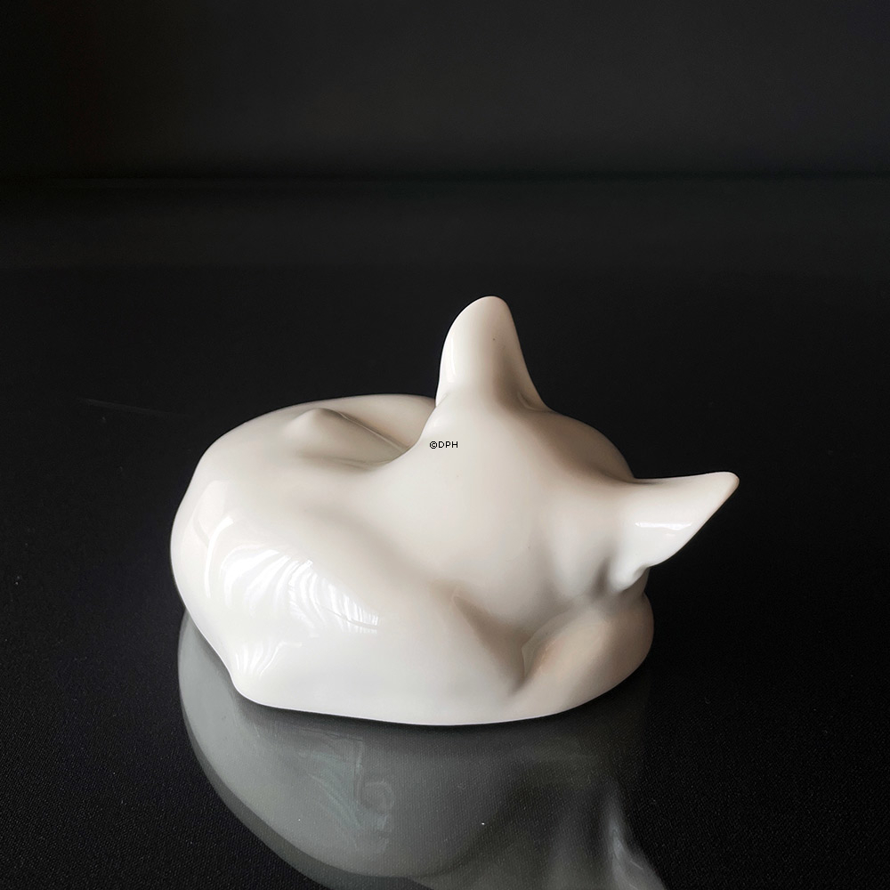Sovende hvid kat, Royal Copenhagen figur nr. 0/422 eller 057