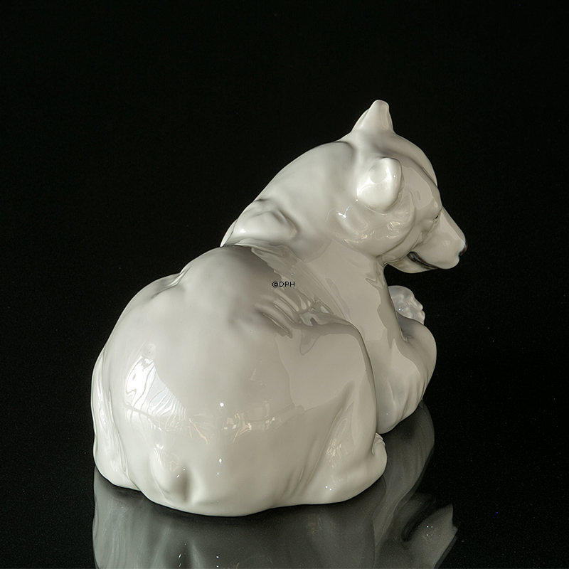 Liggende hvid isbjørn, Royal Copenhagen figur nr. 21520 eller 238