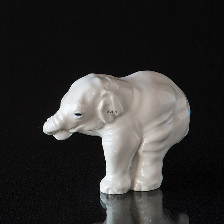 Hvid figur af elefant, Royal Copenhagen nr. 241