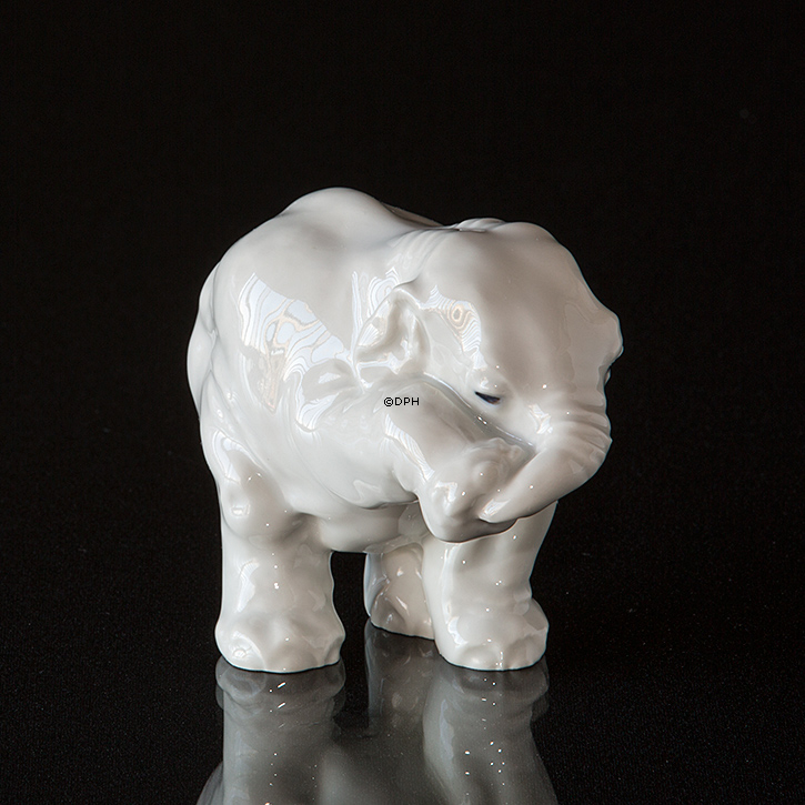 Hvid figur af elefant, Royal Copenhagen nr. 241