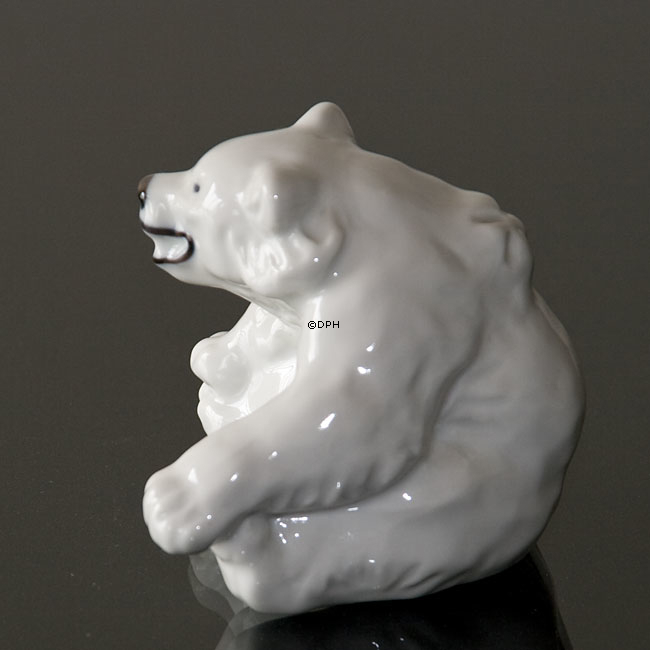 Hvid figur af isbjørneunge, Royal Copenhagen nr. 22746 eller 246