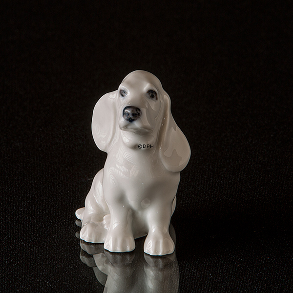 Hvid figur af hund, Royal Copenhagen figur nr. 547 eller 2547