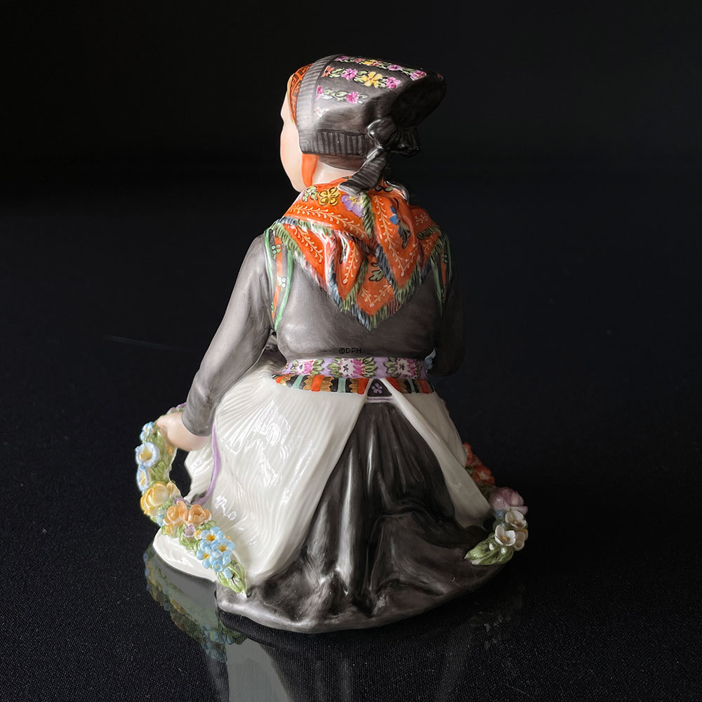 Amager Pige, Overglasur figur, Royal Copenhagen nr. 12412 eller 252
