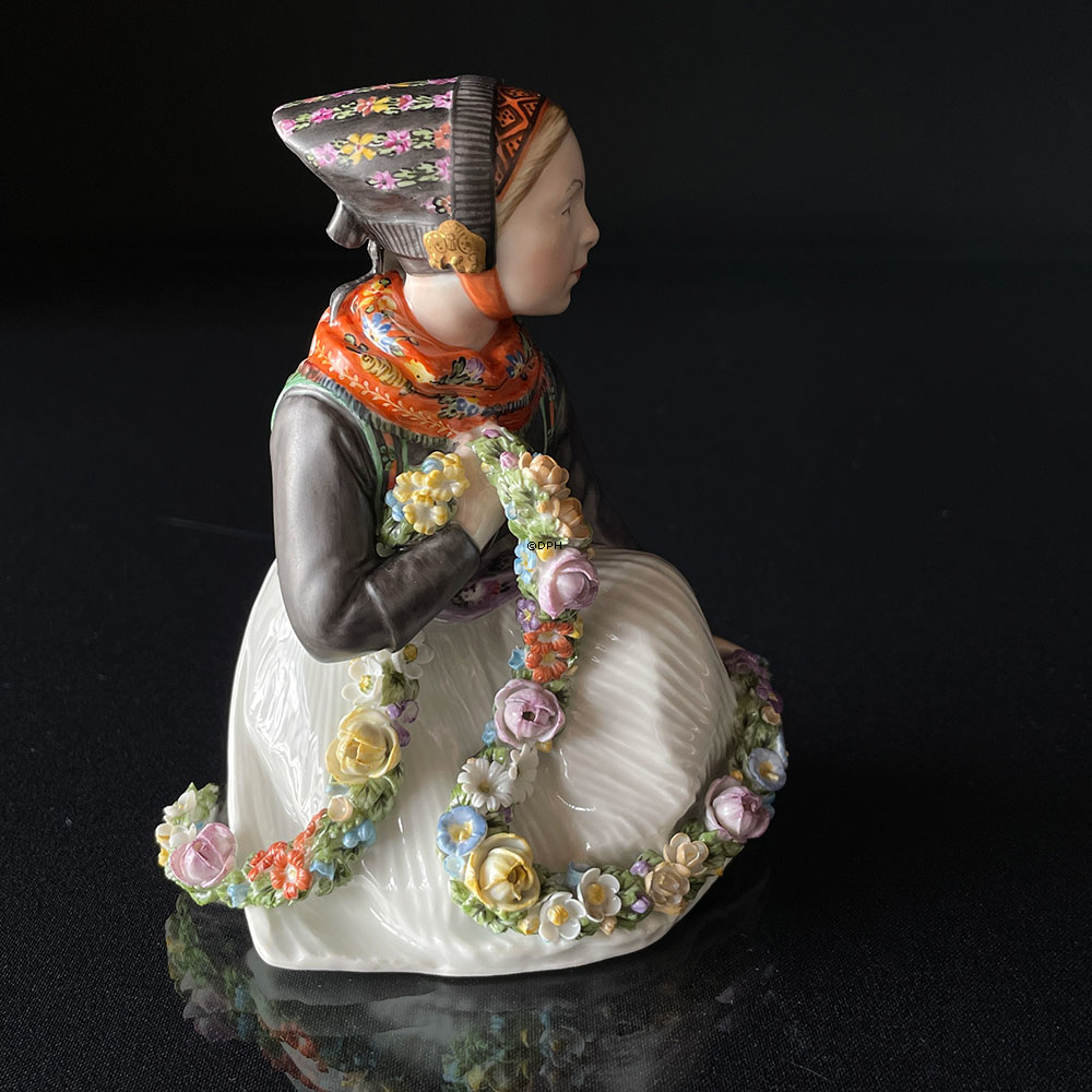 Amager Pige, Overglasur figur, Royal Copenhagen nr. 12412 eller 252