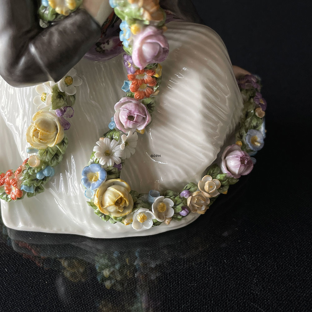 Amager Pige, Overglasur figur, Royal Copenhagen nr. 12412 eller 252