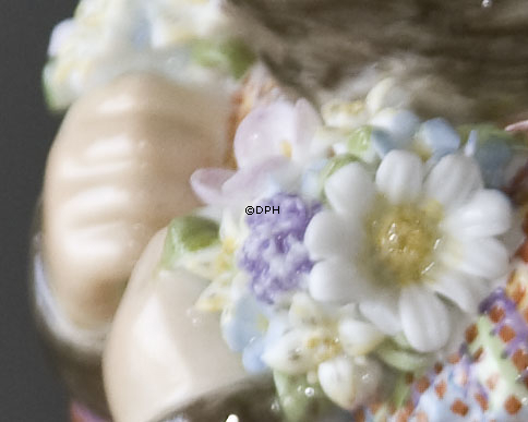 Grønlandsk pige, Overglasur figur, Royal Copenhagen nr. 12415 eller 254