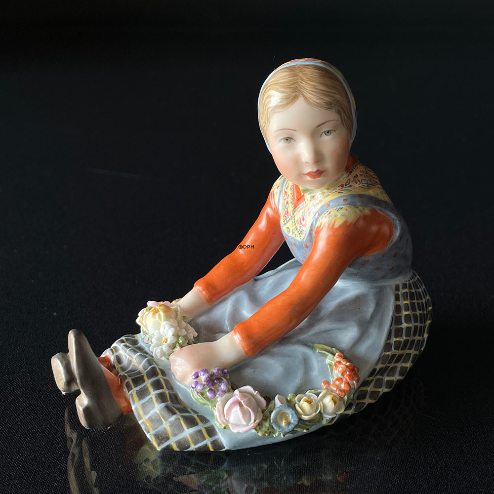 Pige fra Jylland, overglasur figur, Royal Copenhagen nr. 12421 eller 257