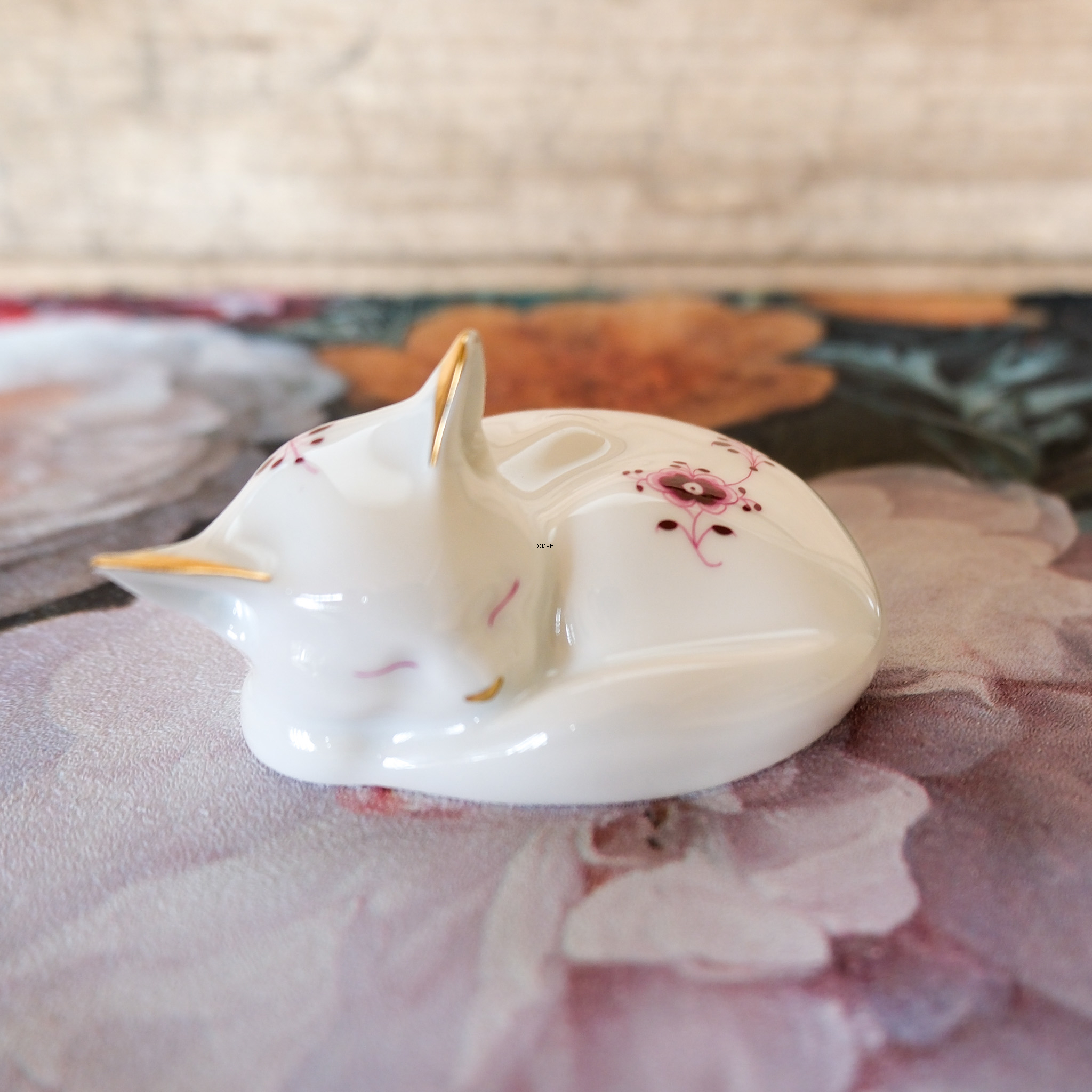 Musselmalet purpur med guld, figur af kat, Royal Copenhagen nr. 178