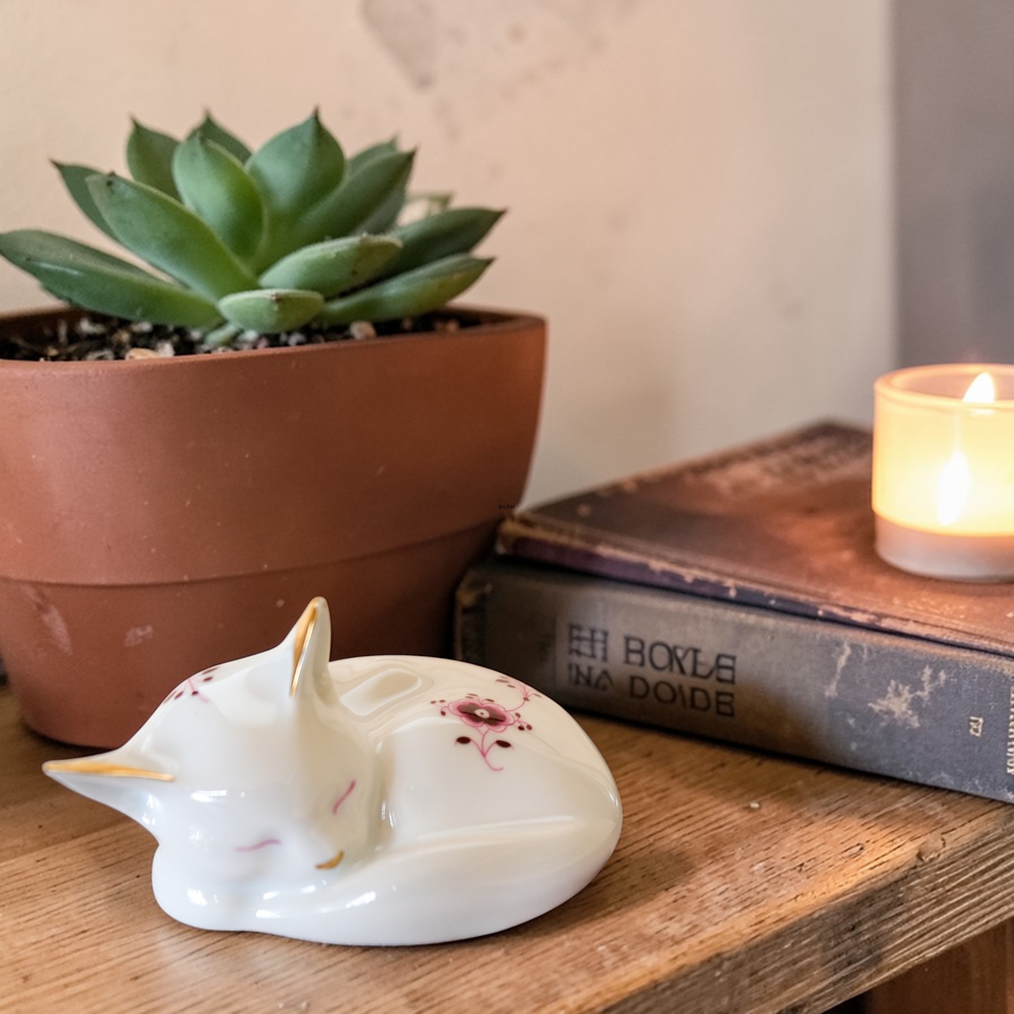 Musselmalet purpur med guld, figur af kat, Royal Copenhagen nr. 178