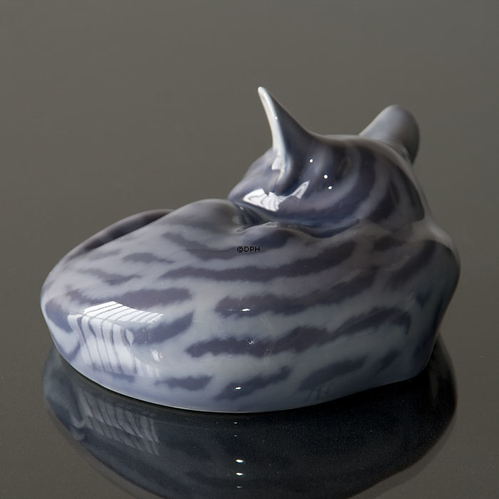 Sovende stribet kat, Royal Copenhagen figur nr. 422 eller 057