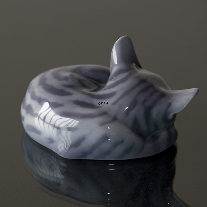 Sovende stribet kat, Royal Copenhagen figur nr. 422 eller 057