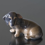 Dachshund sitting on its side, Royal Copenhagen hunde figurine no. 3140 or 140