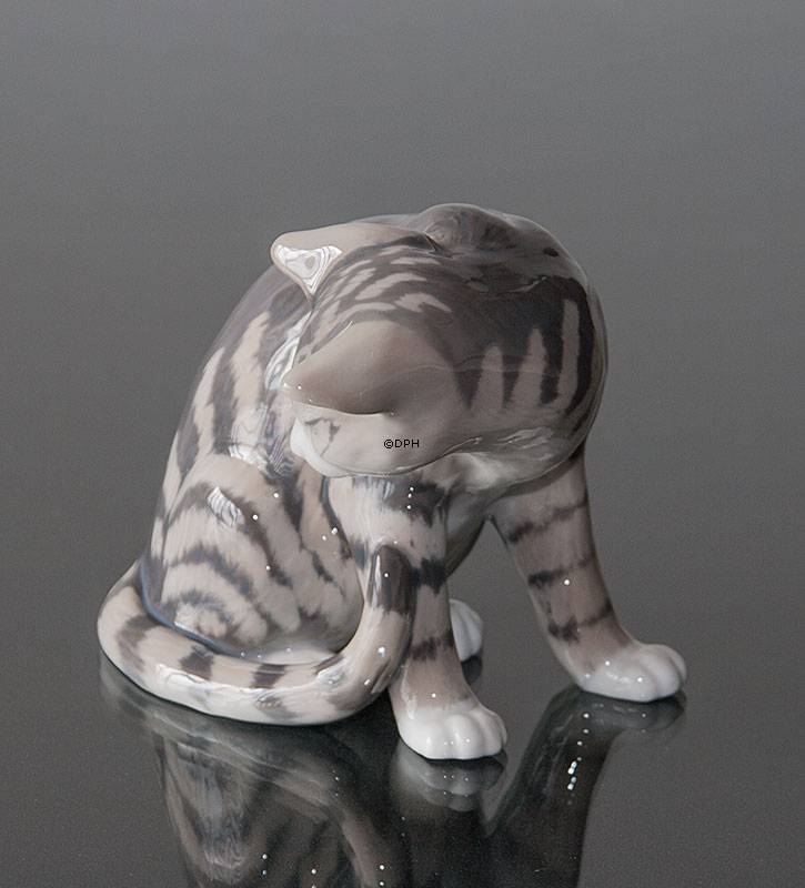 Siddende kat, Royal Copenhagen kattefigur nr. 301