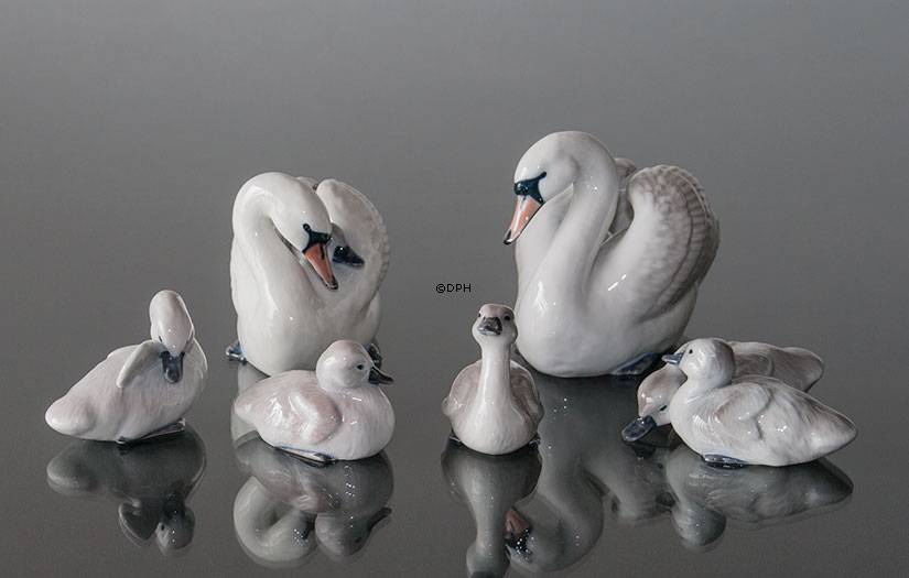 Svaneunge som strækker hals, Royal Copenhagen fugle figur nr. 361