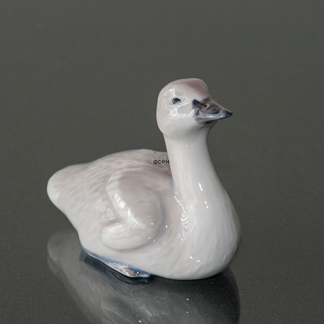 Svaneunge som strækker hals, Royal Copenhagen fugle figur nr. 361