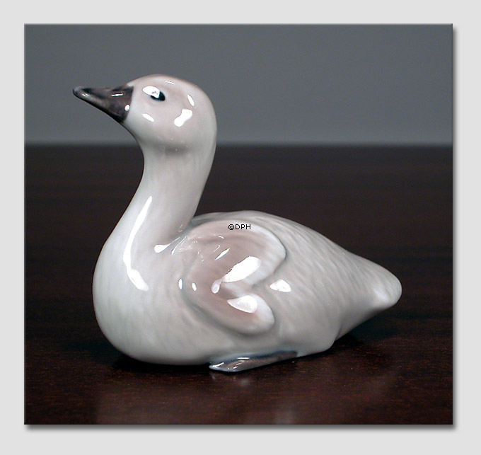 Svaneunge som strækker hals, Royal Copenhagen fugle figur nr. 361