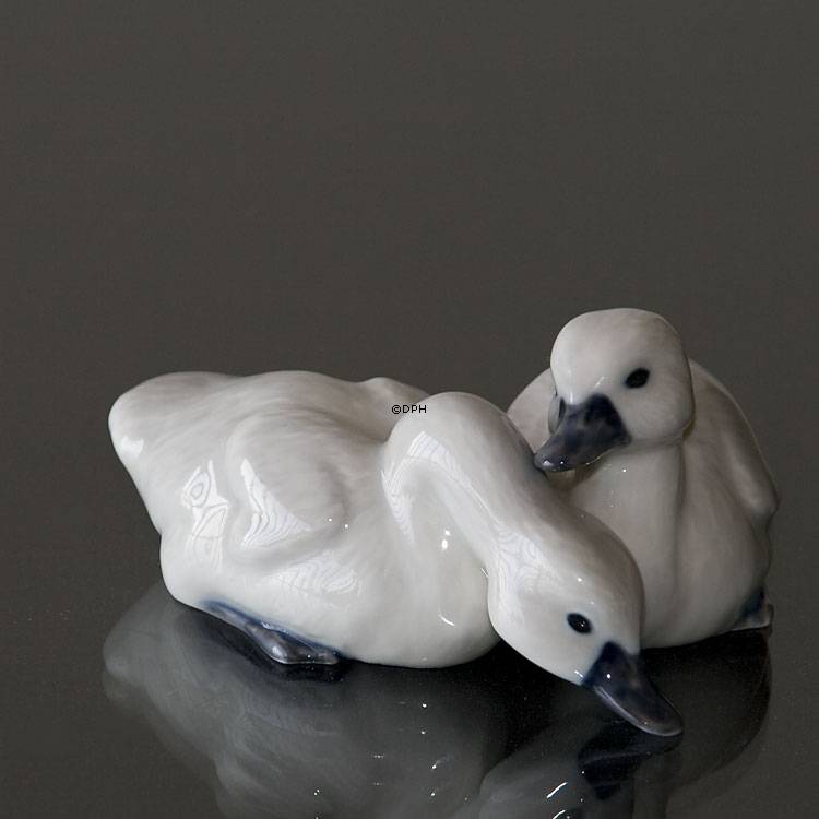 To svaneunger, Royal Copenhagen figur nr. 363