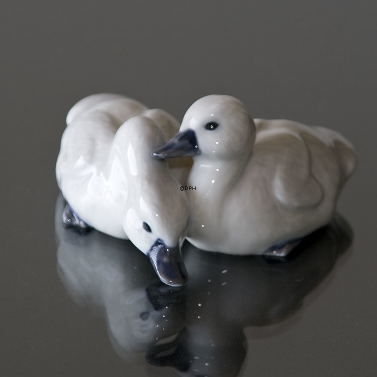 To svaneunger, Royal Copenhagen figur nr. 363