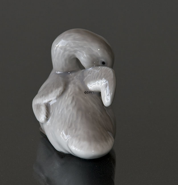 Svaneunge med løftet vinge, Royal Copenhagen fugle figur nr. 364