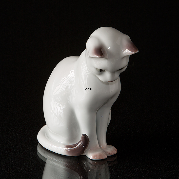 Hvid kat, Bing & Grøndahl figur nr. 2453 eller 499