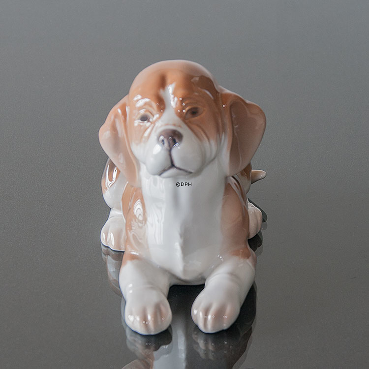 Liggende Beagle, Bing & Grøndahl hundefigur nr. 2565 eller 565