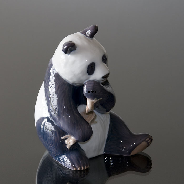 Spisende Panda, Royal Copenhagen figur nr. 662