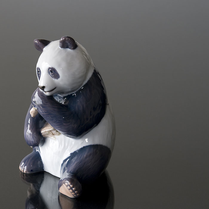 Spisende Panda, Royal Copenhagen figur nr. 662