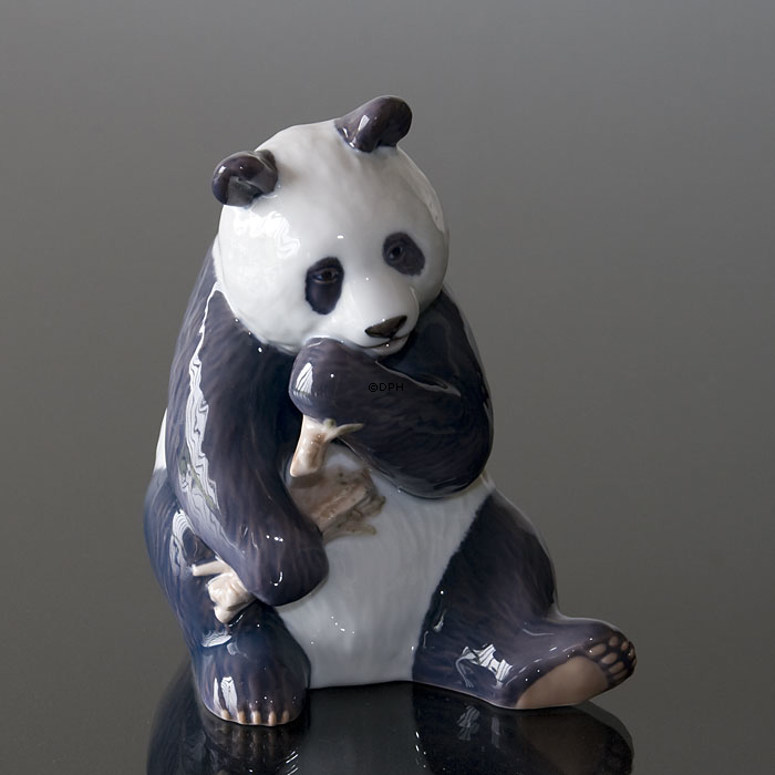 Spisende Panda, Royal Copenhagen figur nr. 662