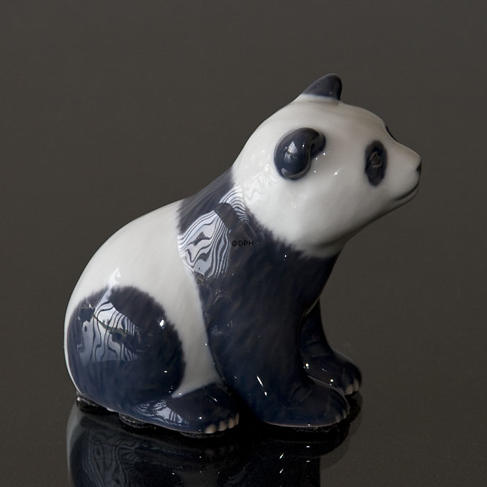 Siddende Panda, Royal Copenhagen figur nr. 663