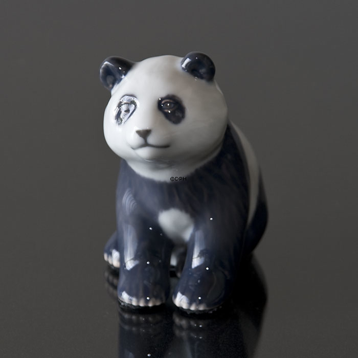 Siddende Panda, Royal Copenhagen figur nr. 663