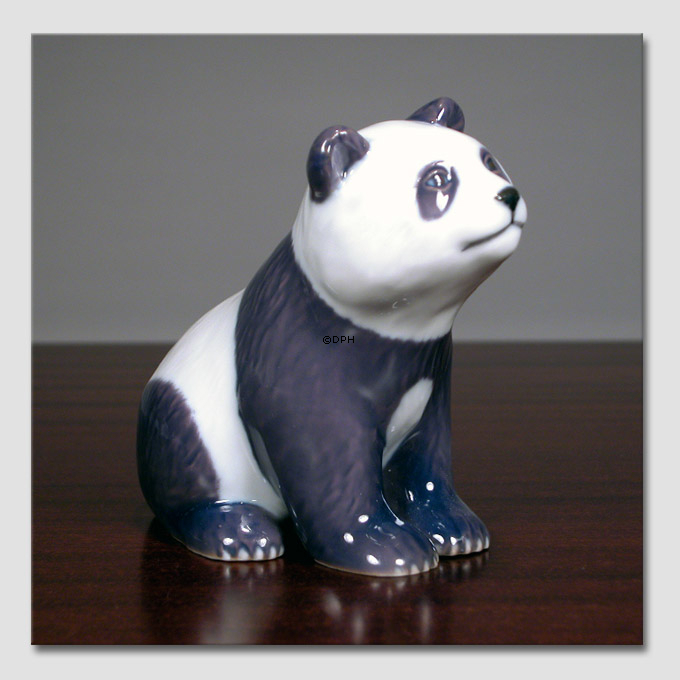 Siddende Panda, Royal Copenhagen figur nr. 663