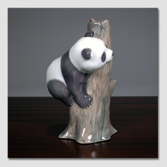 Klatrende Panda, Royal Copenhagen figur nr. 664