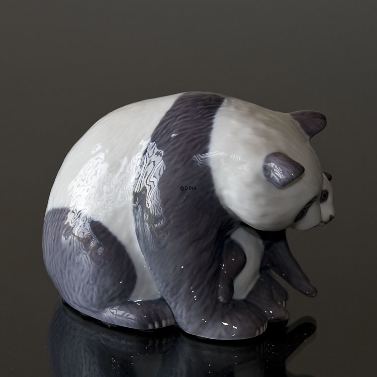Panda med unge, Royal Copenhagen figur nr. 666