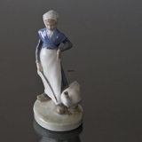 Kleines Mädchen geht mit den Gänsen, Royal Copenhagen Figur Nr. 528 oder 067