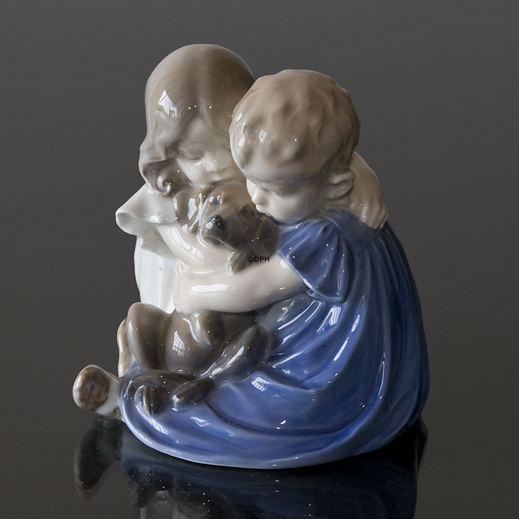 To børn med Hund, Royal Copenhagen figur nr. 707 eller 070