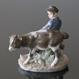 Junge, der zum Feld mit Kalb geht, Royal Copenhagen Figur-Nr. 772 oder 074