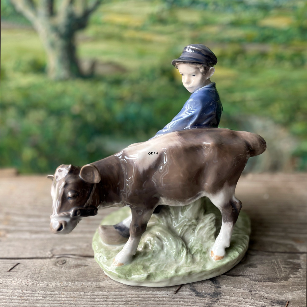 Dreng med Kalv, Royal Copenhagen figur nr. 772 eller 074