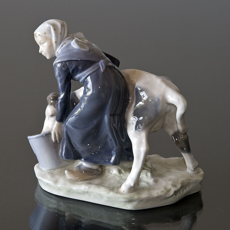Pige med kalv, Royal Copenhagen figur nr. 779 eller 075