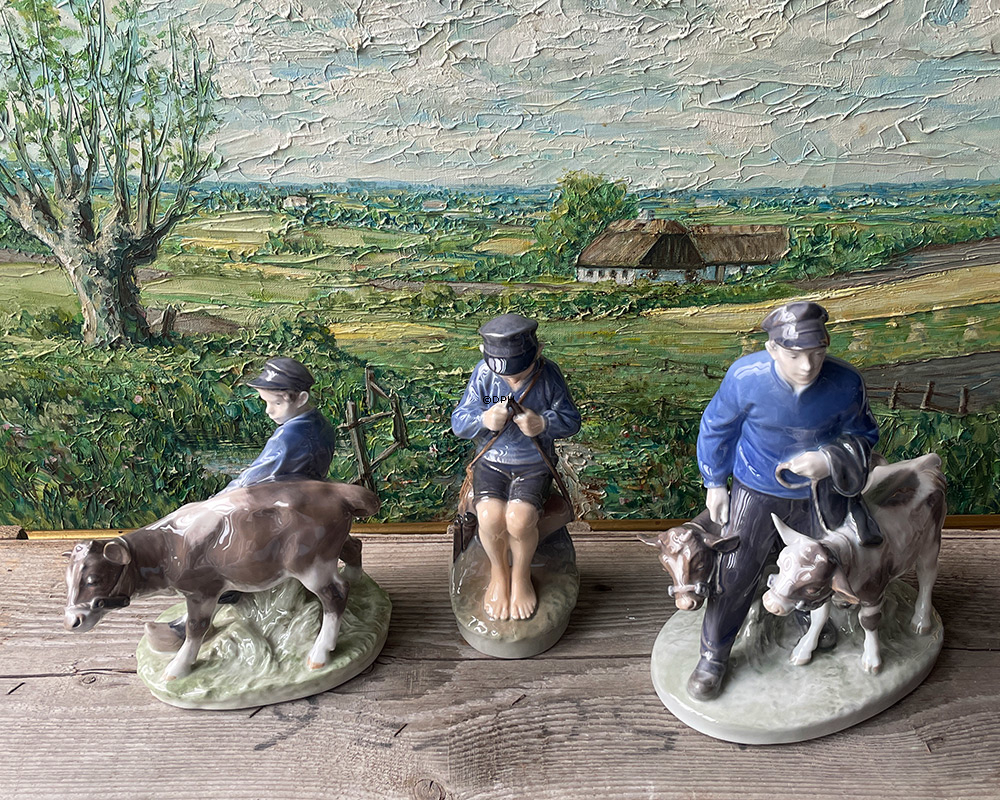 Hyrdedreng, Dreng der snitter i gren. Royal Copenhagen figur nr. 905 eller 079