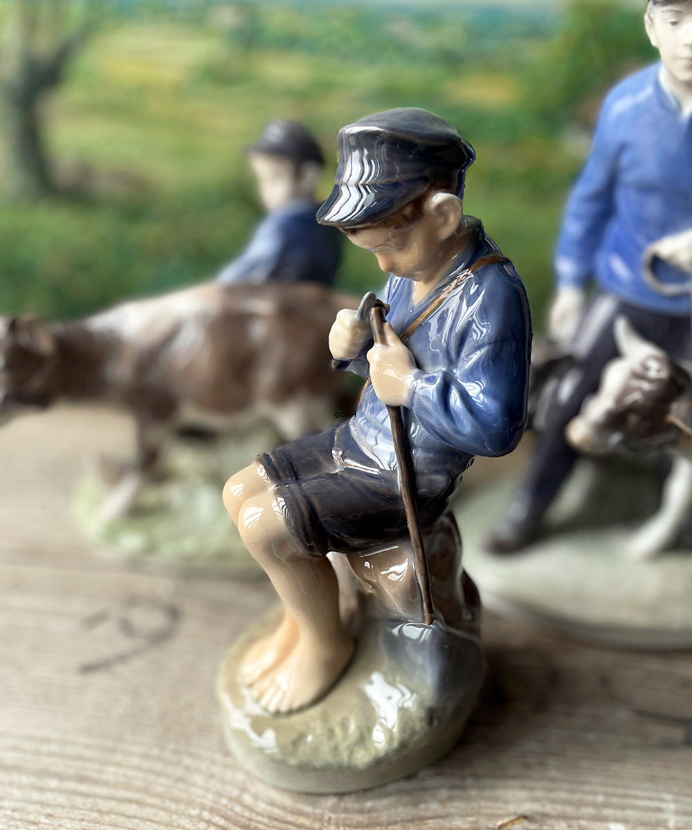 Hyrdedreng, Dreng der snitter i gren. Royal Copenhagen figur nr. 905 eller 079