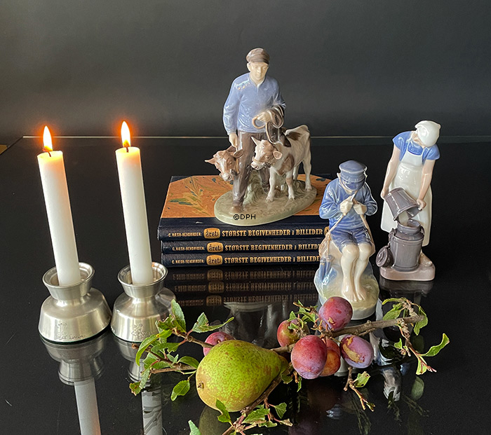 Hyrdedreng, Dreng der snitter i gren. Royal Copenhagen figur nr. 905 eller 079