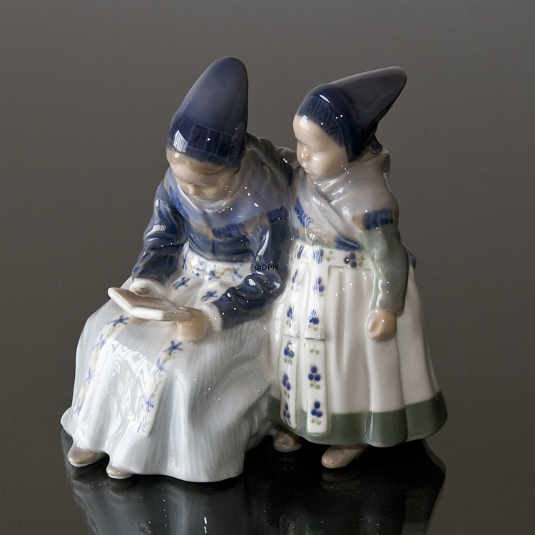 To Amagerpiger, Royal Copenhagen figur nr. 1395 eller 100
