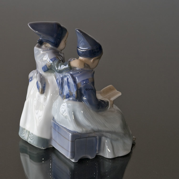 To Amagerpiger, Royal Copenhagen figur nr. 1395 eller 100