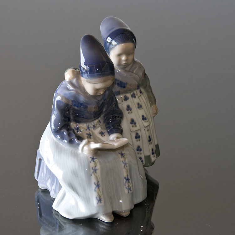 To Amagerpiger, Royal Copenhagen figur nr. 1395 eller 100