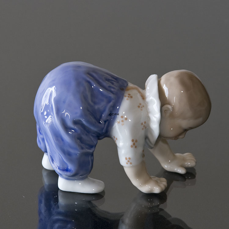 Kravlende barn, Royal Copenhagen figur nr. 1518 eller 106