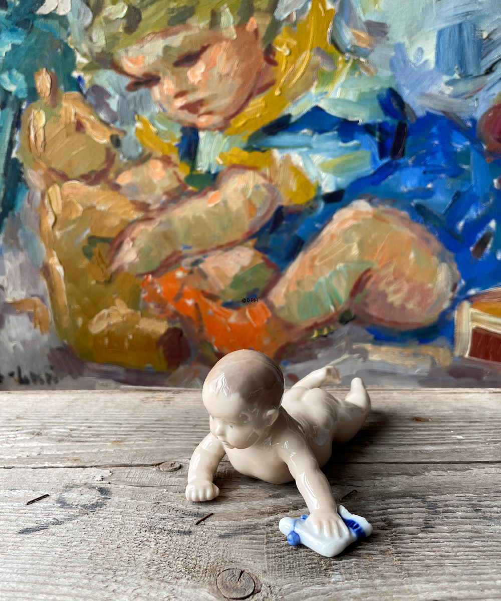 Kravlende barn med sok, Royal Copenhagen figur nr. 1739 eller 112