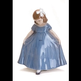 Danserinde, pige med blå kjole, Royal Copenhagen figur nr. 2444 eller 135