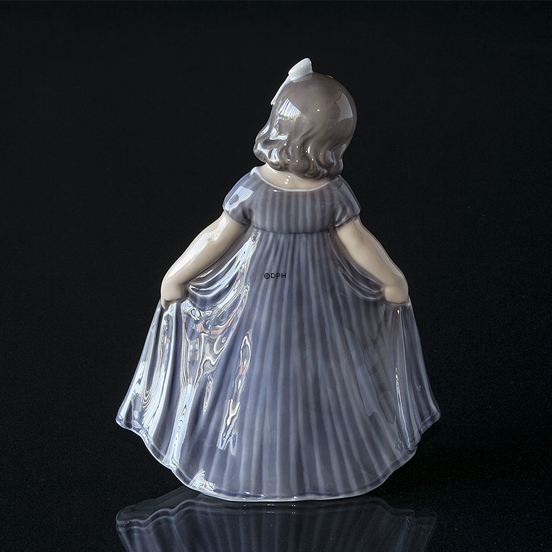 Danserinde, pige med blå kjole, Royal Copenhagen figur nr. 2444 eller 135